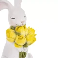 Figurka-zajączek-biały-z-zoltym-bukietem-30-cm-1.webp