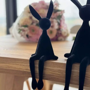 Zajączek welurowy siedzący czarny 28 cm