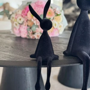 Zajączek welurowy siedzący czarny 35 cm