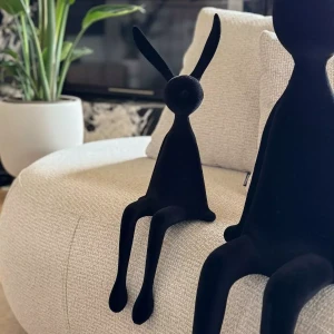 Zajączek welurowy siedzący czarny 57 cm